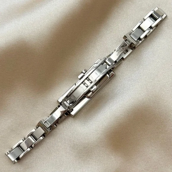 AUTHENTIC VINTAGE FENDI DIAMOND SILVER DAINTY WATCH display picture 3
